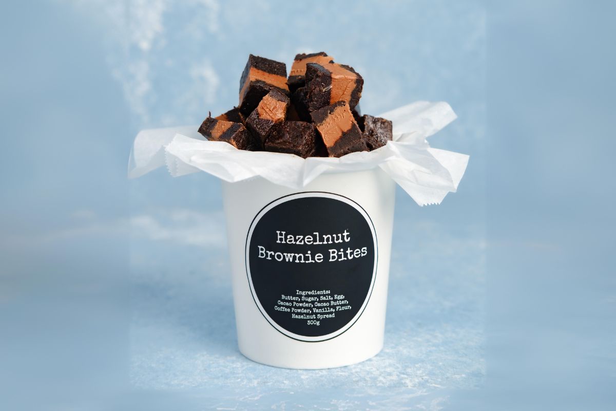 Incredibly decadent with a rich hazelnut flavour. These delectable square brownie bites are a harmonious fusion of rich, fudgy brownie goodness and a luscious hazelnut center. Perfect for gifting, by The Kakao Guy
